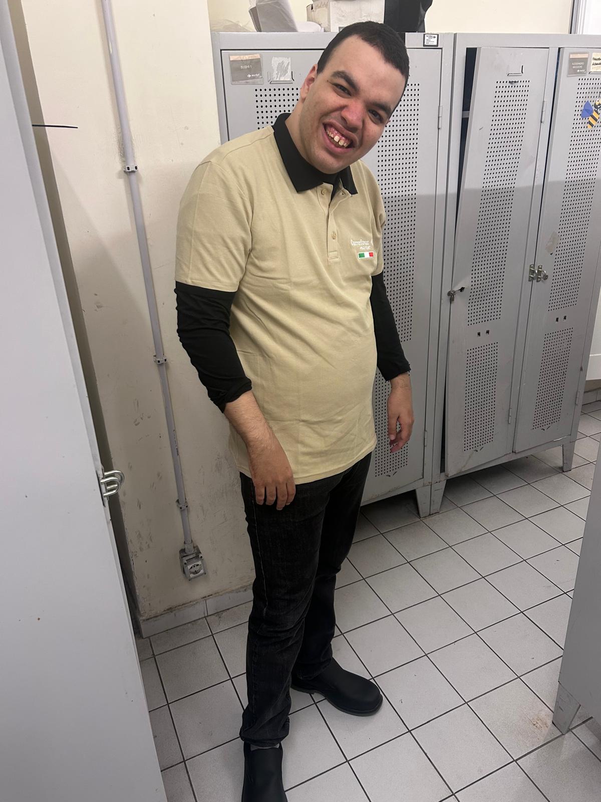 Ares inizia un nuovo lavoro al supermercato Carrefour