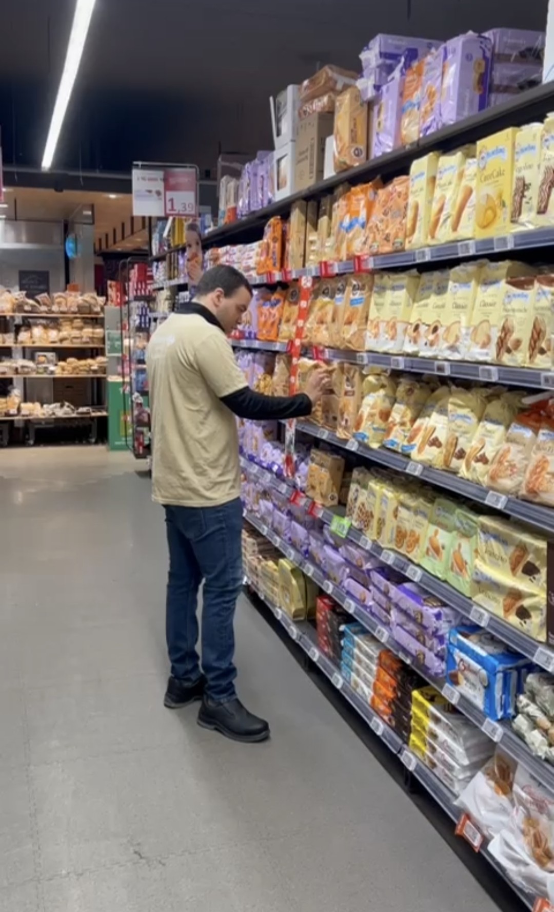 I progressi di Ares nel nuovo lavoro al supermercato